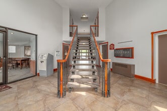 Weeping Cherry Village in Broadview Heights, OH - Foto de edificio - Interior Photo