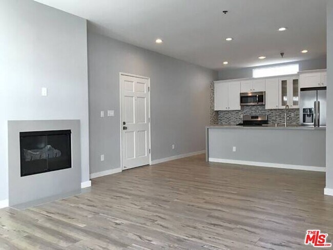 10560 Santa Monica Blvd in Los Angeles, CA - Building Photo - Building Photo