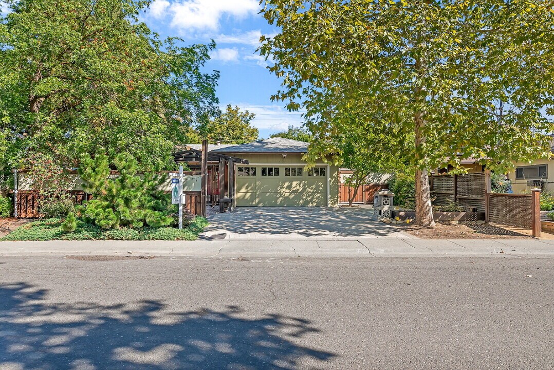 834 Linden Ln in Davis, CA - Building Photo