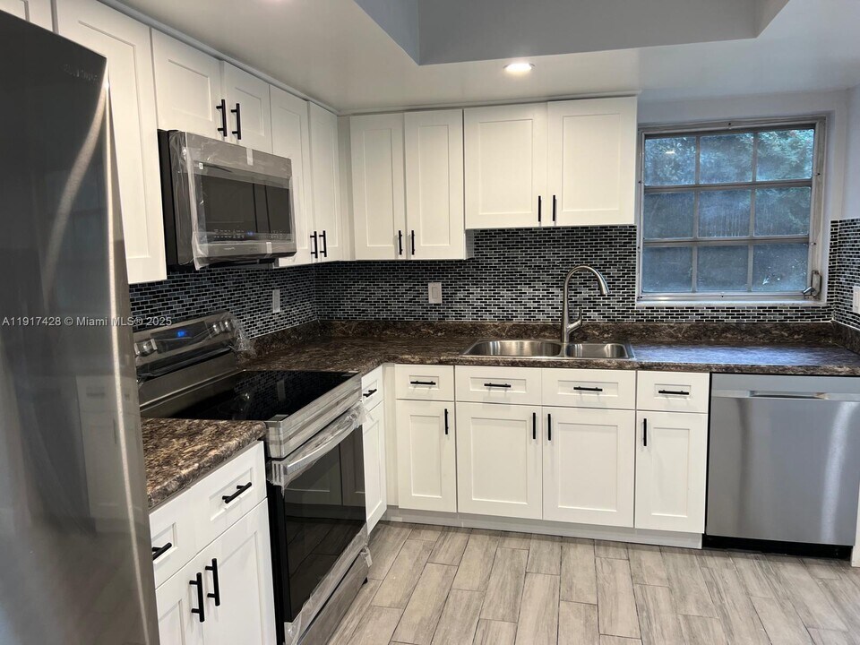 3064 Riverside Dr in Coral Springs, FL - Building Photo