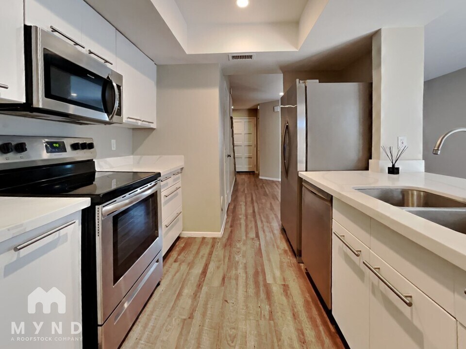1404 La Jolla Dr in Tempe, AZ - Building Photo