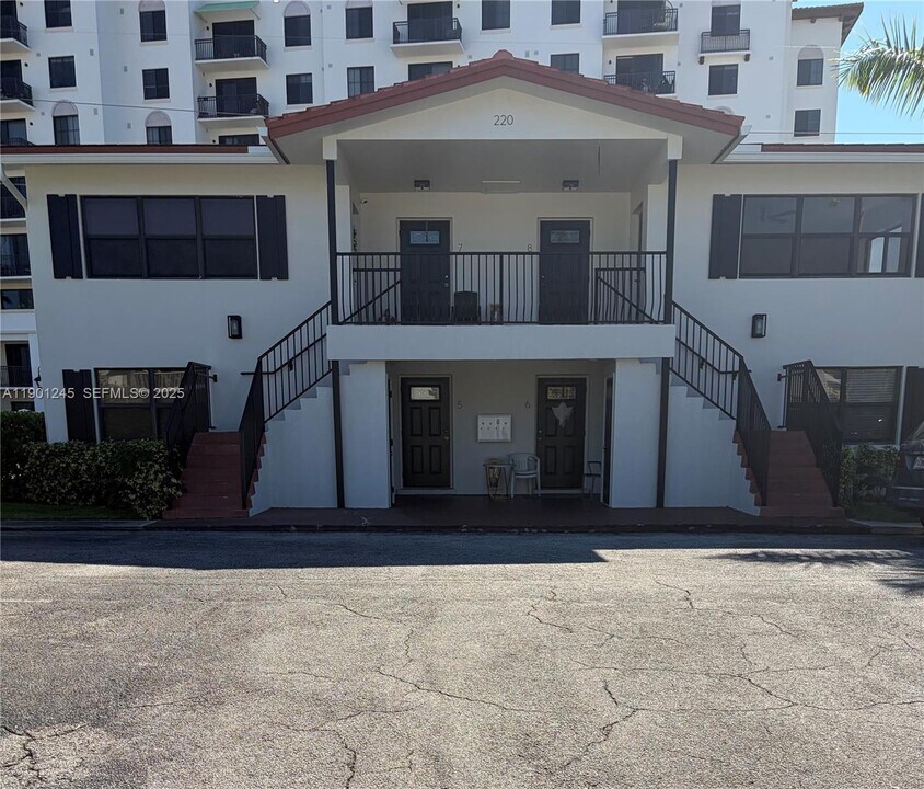 220 SW 7th St in Boca Raton, FL - Building Photo