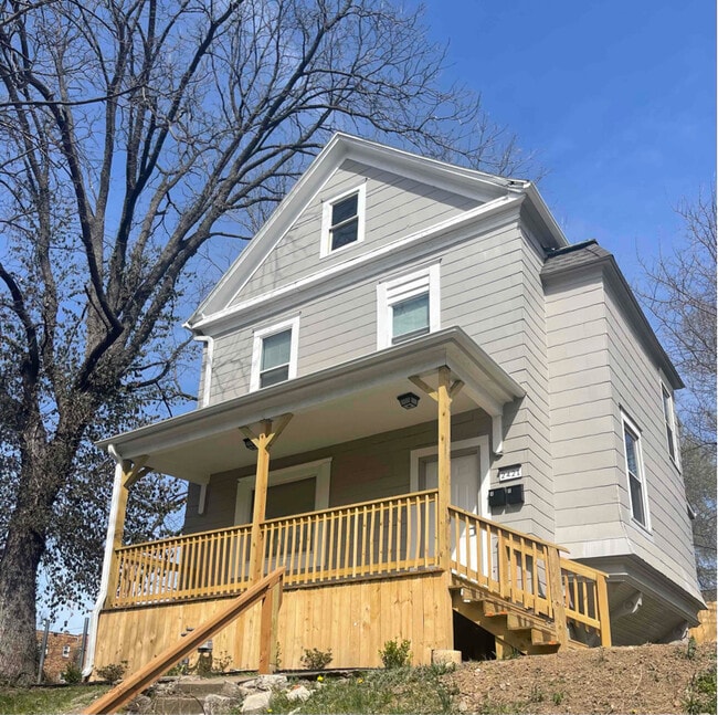property at 2421 Chestnut Ave