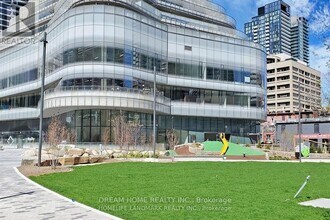 11 Wellesley St W in Toronto, ON - Building Photo - Building Photo