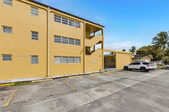 465 E 28th St in Hialeah, FL - Building Photo - Building Photo