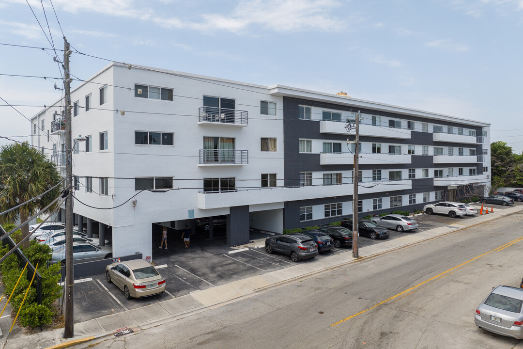 Treasure Bay Club in North Bay Village, FL - Building Photo