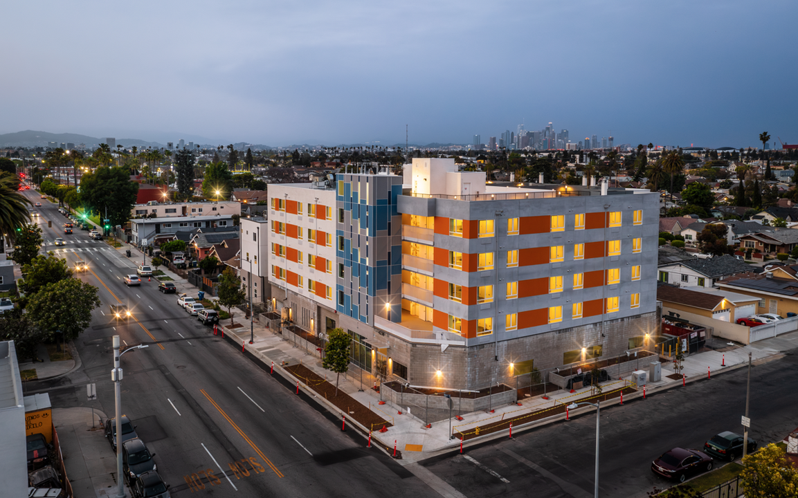 4238 S. Western Ave in Los Angeles, CA - Foto de edificio