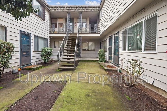 8061 NE Flanders St in Portland, OR - Building Photo - Building Photo