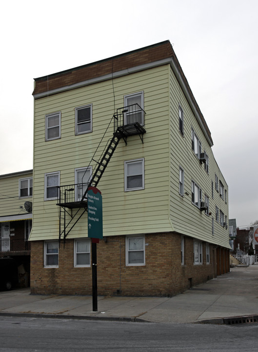 551 Central Ave in Jersey City, NJ - Building Photo