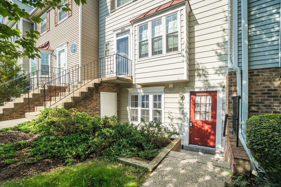 16198 Taconic Cir in Montclair, VA - Building Photo