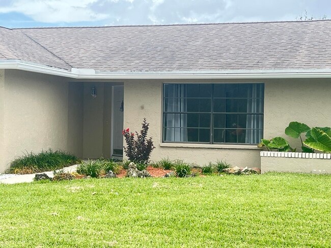 174 Parkwood Dr in Royal Palm Beach, FL - Building Photo - Building Photo