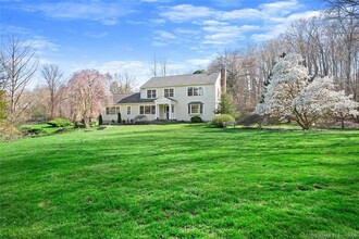 5 Holly Pl in Wilton, CT - Foto de edificio - Building Photo