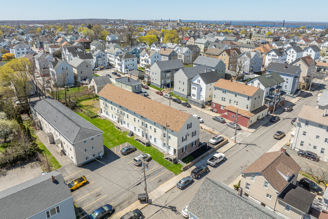 123 Snell ST in Fall River, MA - Foto de edificio - Building Photo