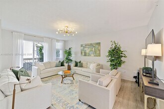 2067 S Ocean Dr in Hallandale Beach, FL - Building Photo - Building Photo