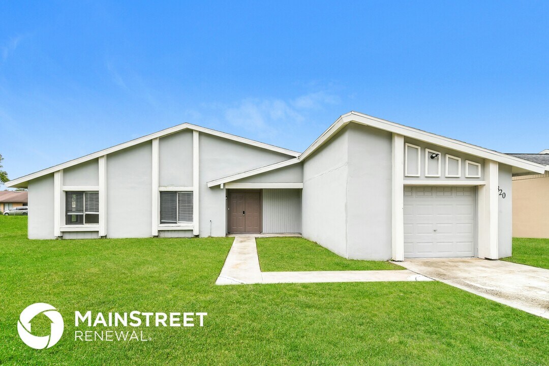 820 E Flag Ln in Kissimmee, FL - Foto de edificio