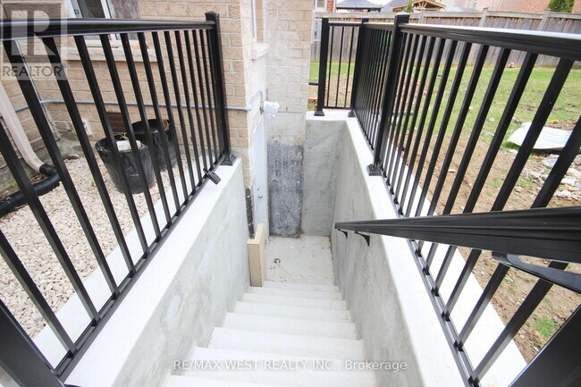 152 The Queensway in Barrie, ON - Building Photo - Building Photo