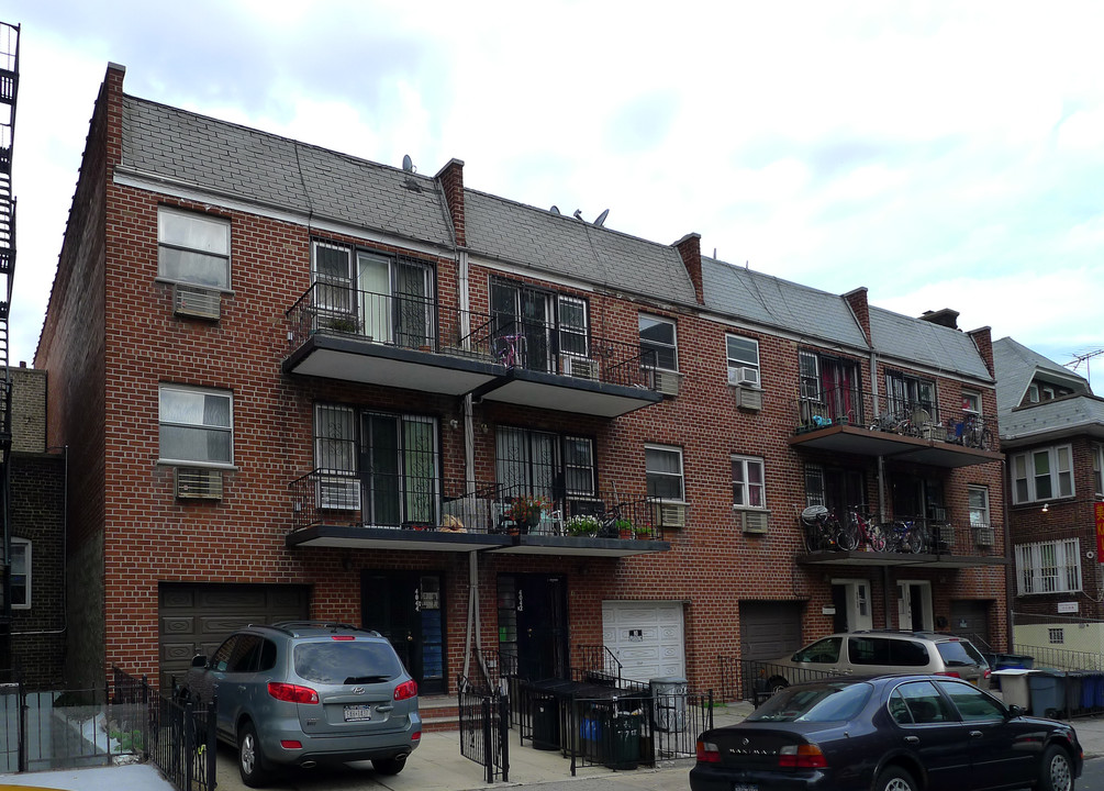 40-44 77th St in Flushing, NY - Building Photo