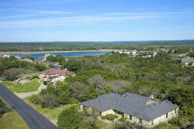 945 Wesley Ridge Dr in Spicewood, TX - Foto de edificio - Building Photo