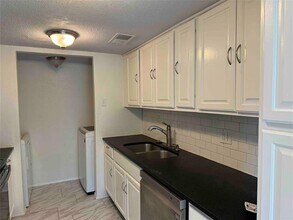 919 S Weatherred Dr in Richardson, TX - Building Photo - Building Photo