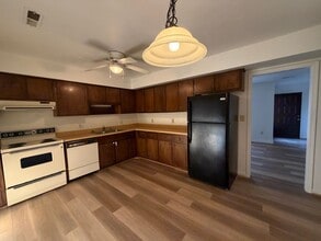 5303 Century Dr in Hollins, VA - Foto de edificio - Building Photo