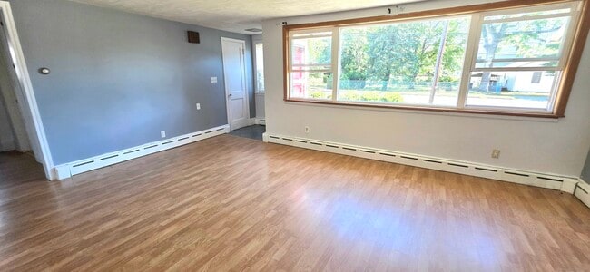21 Meadowside Rd in Milford, CT - Foto de edificio - Building Photo