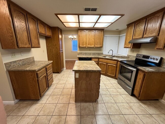 9361 Hoyleton Way in Elk Grove, CA - Building Photo - Building Photo