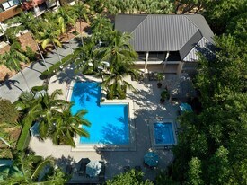 6206 Paradise Point Dr in Palmetto Bay, FL - Building Photo