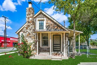 2610 N Zarzamora St in San Antonio, TX - Building Photo - Building Photo