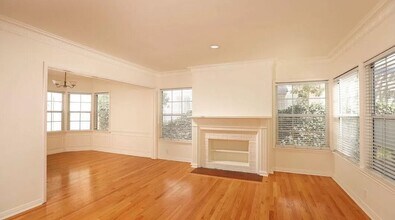 10435 Ashton Ave, Unit 10439 in Los Angeles, CA - Building Photo - Building Photo
