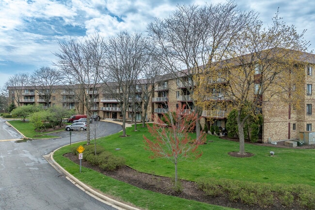 Saratoga Condominiums in Rolling Meadows, IL - Foto de edificio - Building Photo