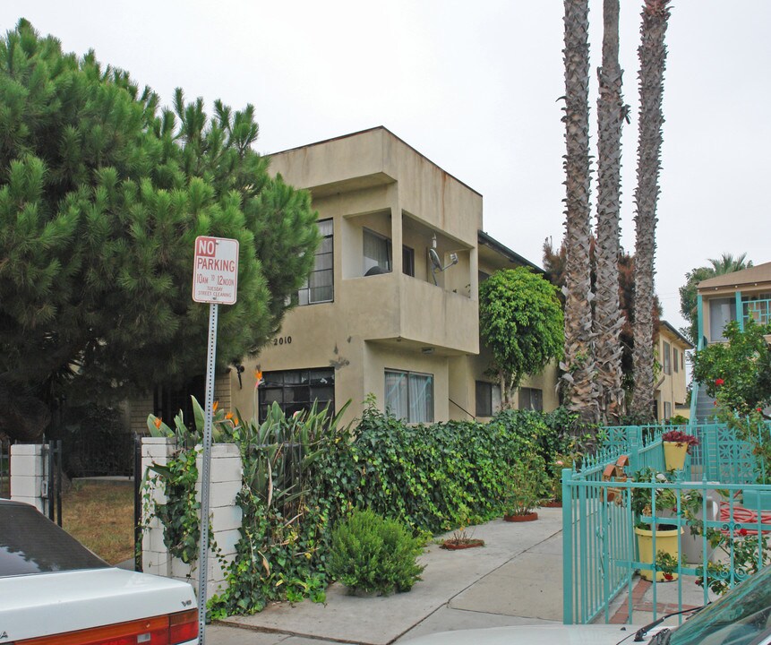 Holt Arms in Los Angeles, CA - Building Photo