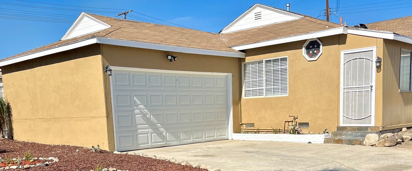 8246 Beeman Ave in North Hollywood, CA - Building Photo