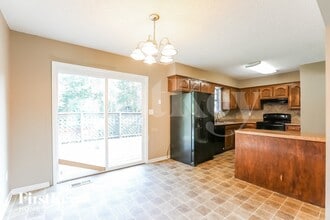 2921 SW Moore St in Blue Springs, MO - Foto de edificio - Building Photo