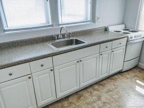 28 E Walnut St in Long Beach, NY - Building Photo - Building Photo