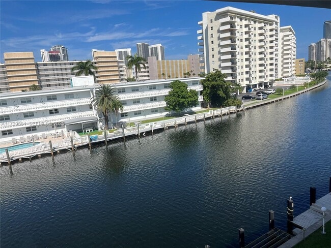 440 Paradise Isle Blvd in Hallandale Beach, FL - Foto de edificio - Building Photo