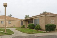 Tulare Garden Apartments in Tulare, CA - Foto de edificio - Building Photo