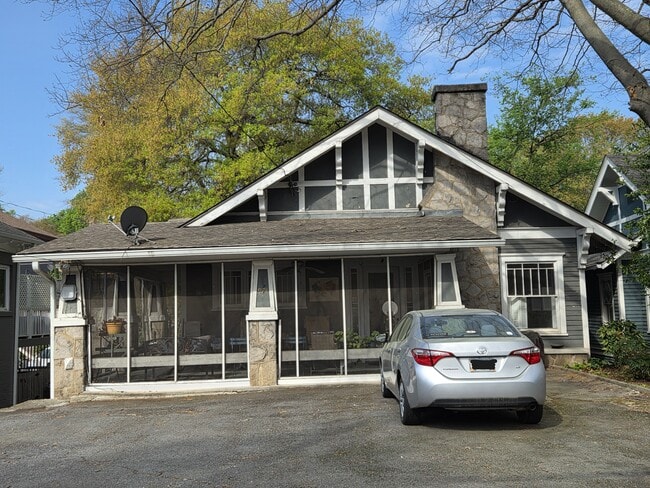 974 N Highland Ave NE, Unit 2 in Atlanta, GA - Foto de edificio - Building Photo