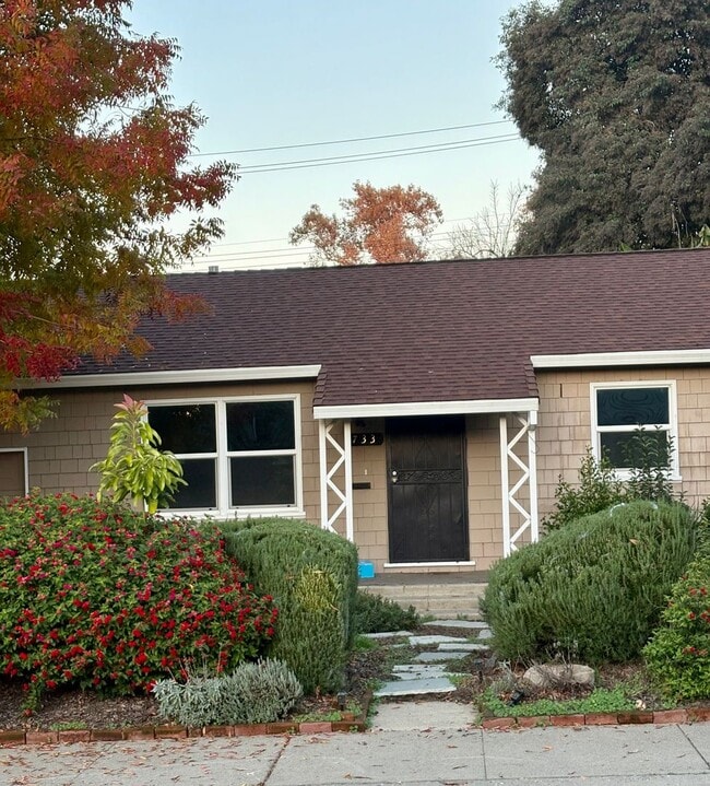 733 McClatchy Way in Sacramento, CA - Building Photo - Building Photo
