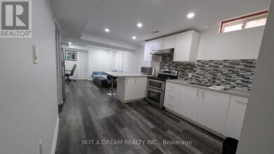 95 Medland Ave in Whitby, ON - Building Photo - Building Photo