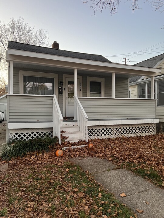 304 S Foster Ave in Lansing, MI - Building Photo