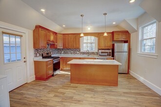 31 Rockland St in Wellesley, MA - Foto de edificio - Building Photo
