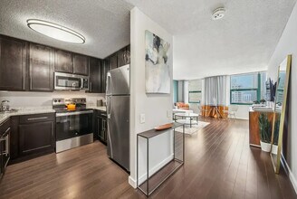 70 W Huron St in Chicago, IL - Foto de edificio - Building Photo