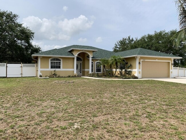 property at 180 SW Oakridge Dr