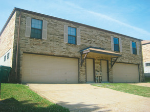 Highland House Villas in Arnold, MO - Building Photo - Building Photo