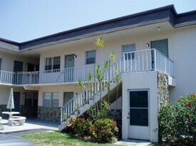 1449 N 14th Way, Unit 103 in Hollywood, FL - Building Photo