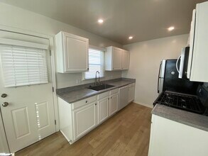 14320 Condon Ave in Lawndale, CA - Foto de edificio - Building Photo