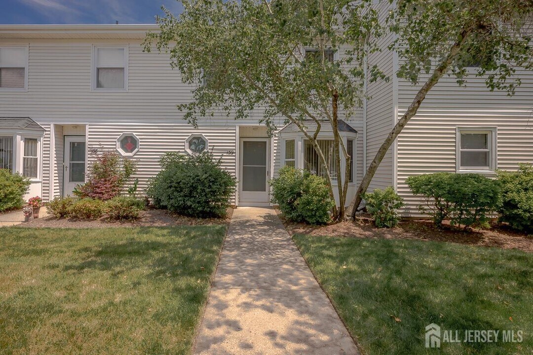 139 Baron Ln in East Brunswick, NJ - Building Photo