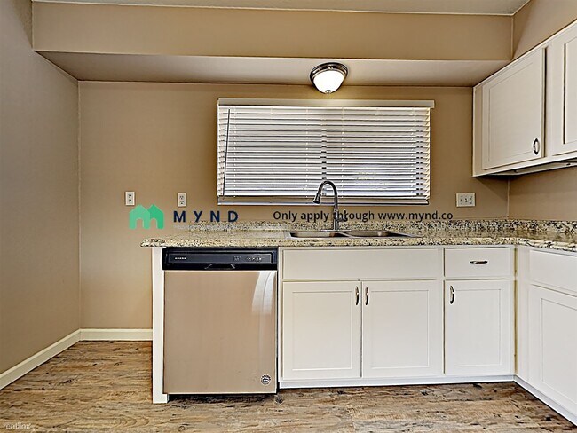 8048 W Clayton Dr in Phoenix, AZ - Building Photo - Building Photo