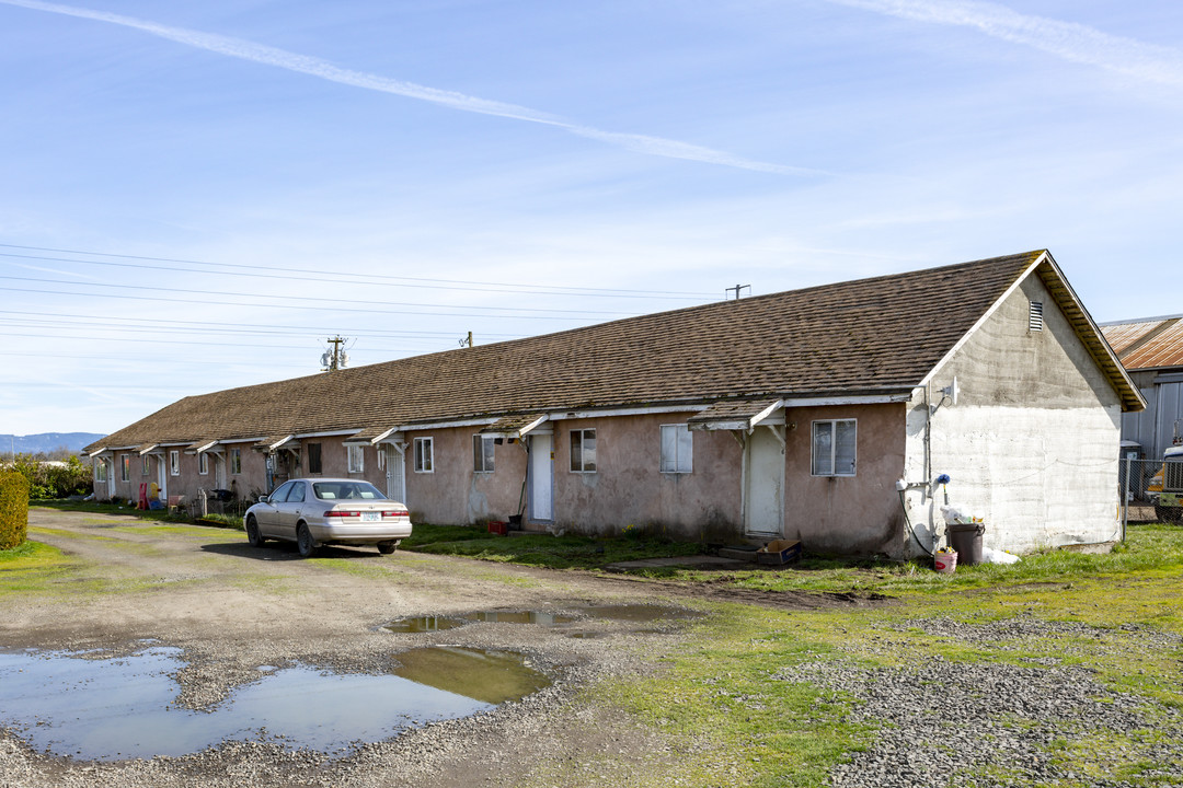 92424 Highway 99 S in Junction City, OR - Building Photo