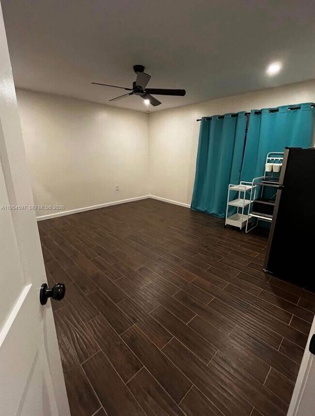 7305 SW 135th Ct in Miami, FL - Foto de edificio - Building Photo